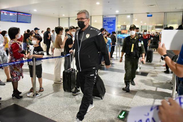 伊万科维奇走出河内机场.jpg